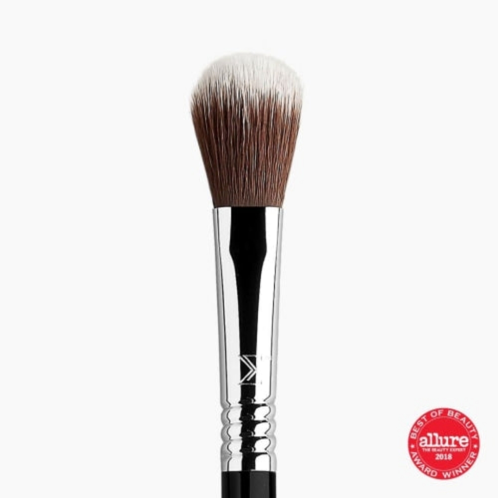 Sigma Beauty F03 cheekbone highlighter brush